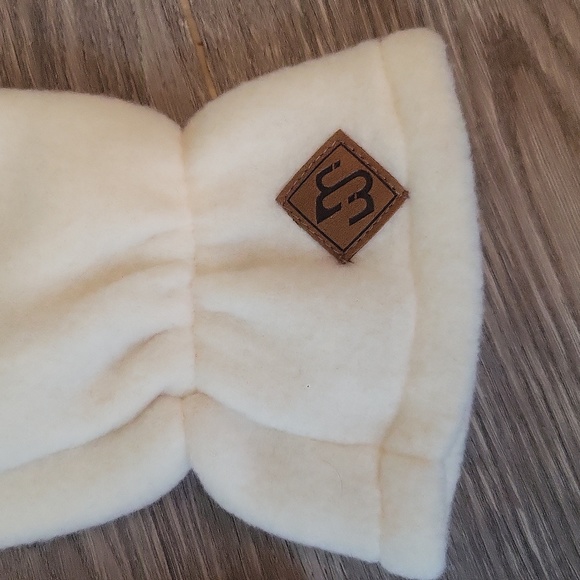 Merkley l made in canada l mittens l cream colour l like new l new condition - Picture 2 of 7